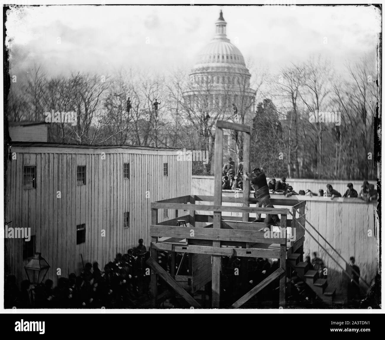 Ausführung von Henry Wirz Englisch: Die Ausführung von Henry Wirz, Kommandant der (Verbündete) Andersonville Gefängnis, in der Nähe der US Capitol Augenblicke, nachdem die Falltür war entstanden. Washington, D.C. Soldat die Falle Männer in den Bäumen und Capitol Dome über Federung Stockfoto