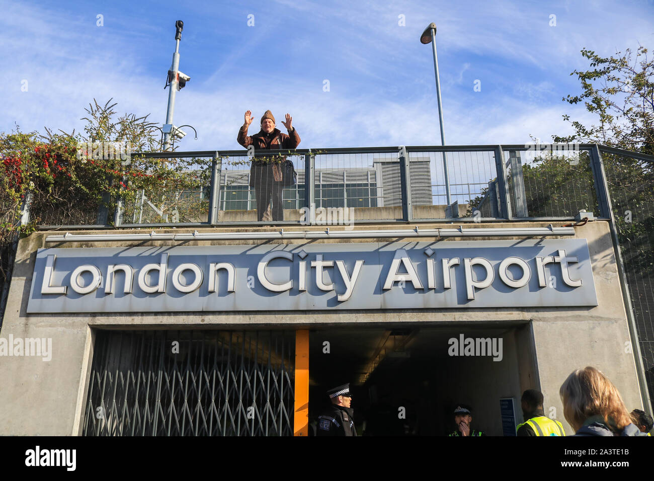 London, UK, 10. Oktober 2019. Aktivisten versammeln, wie Sie versuchen, zum Herunterfahren London City Flughafen als Teil einer Kampagne der Regierung zu einem Klima Notfall- und eine Verpflichtung dazu verpflichtet, dem Verlust der biologischen Vielfalt und der Net keine CO2-Emissionen bis 2025 und für die Schaffung eines Europas der Bürger, Montage auf Klima und ökologische Gerechtigkeit Credit: Amer ghazzal/Alamy Leben Nachrichten erklären zu erzwingen Stockfoto