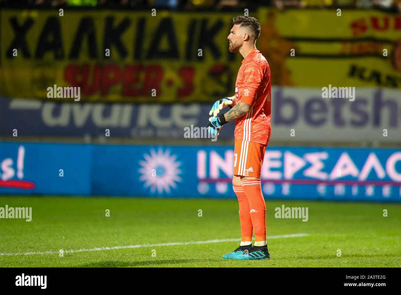 Thessaloniki, Griechenland - Οct 6, 2019: Spieler von Olympiakos Piräus Jose Sa in Aktion während der griechischen Superleague Fußballspiel zwischen ARIS und Olympiakos Piräus spielen Stockfoto