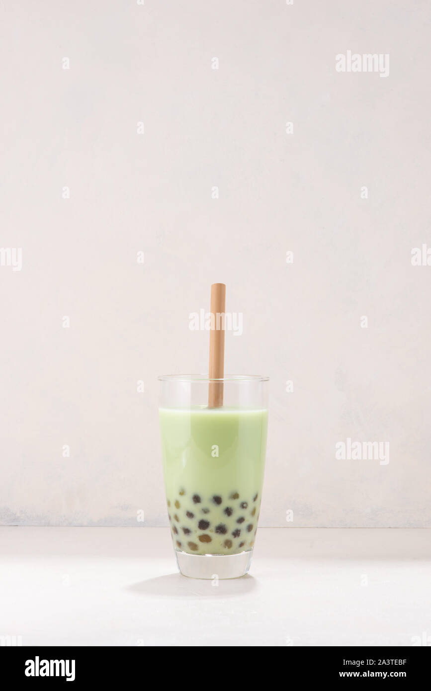 Bubble Green Tea Gläser mit Trinken Stroh auf weißem Hintergrund. Stockfoto
