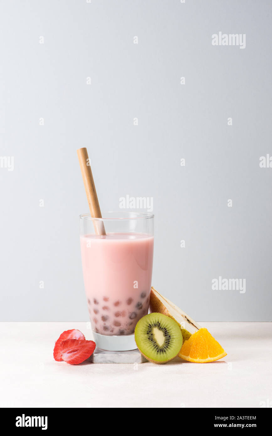 Erfrischende, hausgemachte Eistee milchig Bubble Tea mit Tapioka Perlen. Erdbeere und Himbeere Bubble Tea auf Frühling Hintergrund. Stockfoto