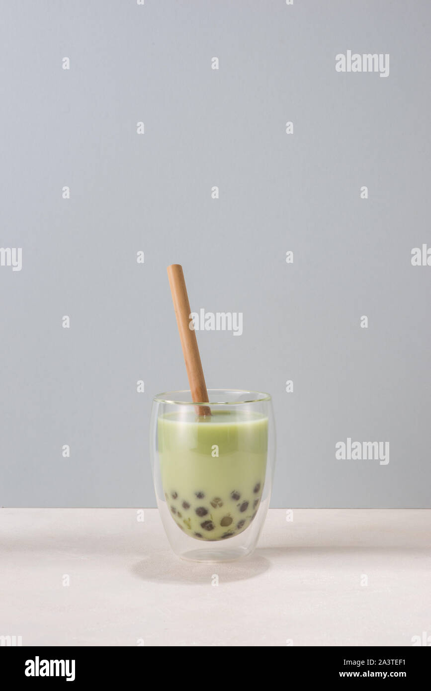 Bubble Green Tea Gläser mit Trinken Stroh auf weißem Hintergrund. Stockfoto