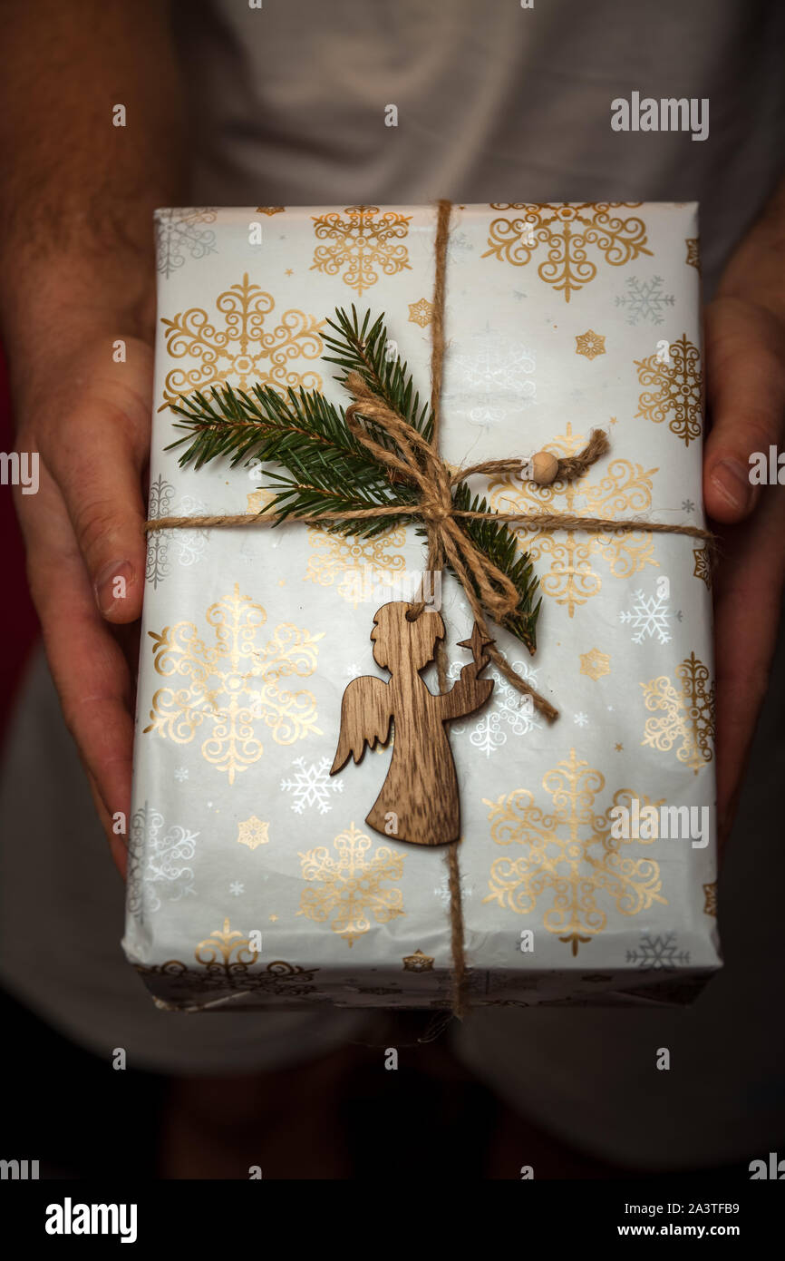 Wickelte das Neue Jahr Geschenke mit einem Engel in seinen Händen. Life Style Stockfoto