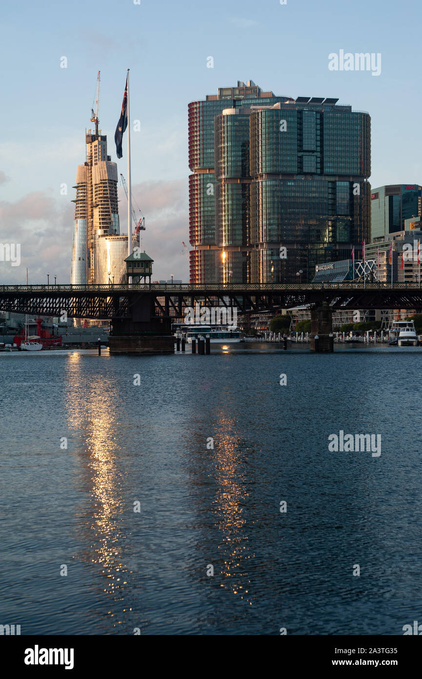 25.09.2019, Sydney, New South Wales, Australien - Neue Wolkenkratzer mit der Krone Sydney Projekt immer noch im Bau und die Internationale Towers. Stockfoto
