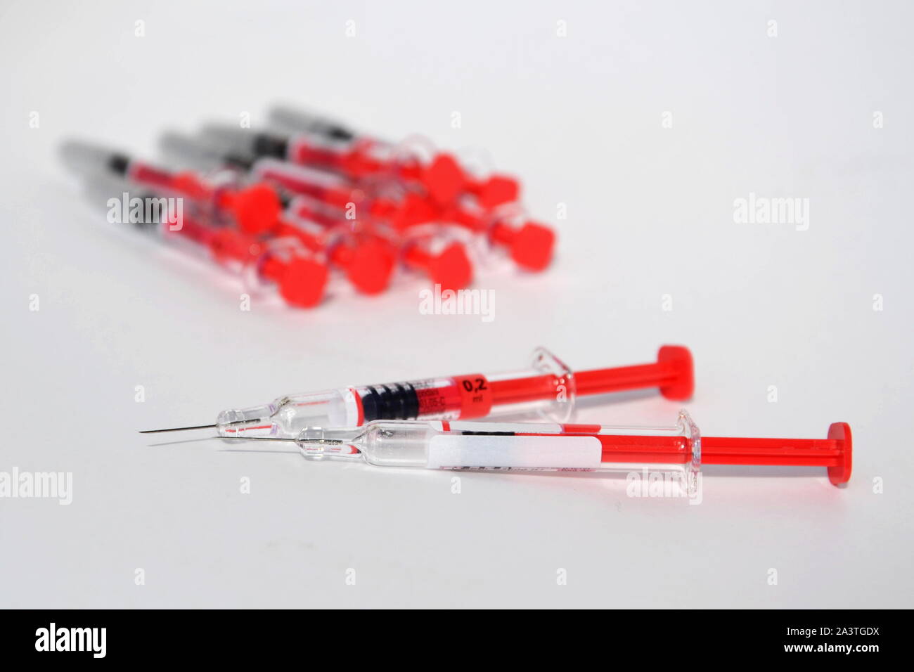 Rot hell Spritze auf weißem Hintergrund, Diabetes lügen, Blut verdünnen oder Impfung Konzept Stockfoto