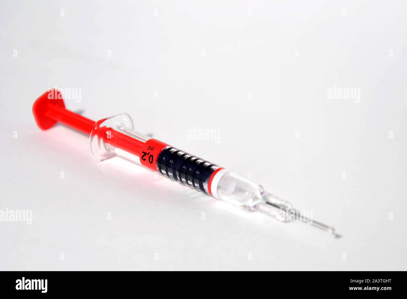 Rot hell Spritze auf weißem Hintergrund, Diabetes lügen, Blut verdünnen oder Impfung Konzept Stockfoto