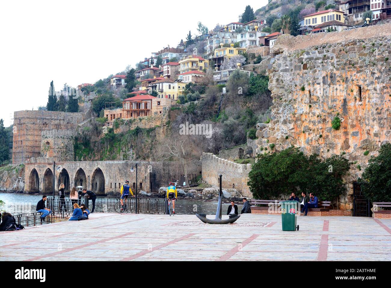 Hafen von Alanya im Frühjahr, bevor die neue Saison beginnt. Boote werden renoviert & Liebhaber an Schlösser zum Hafen Barrieren, um Ihre Liebe zu zeigen Stockfoto