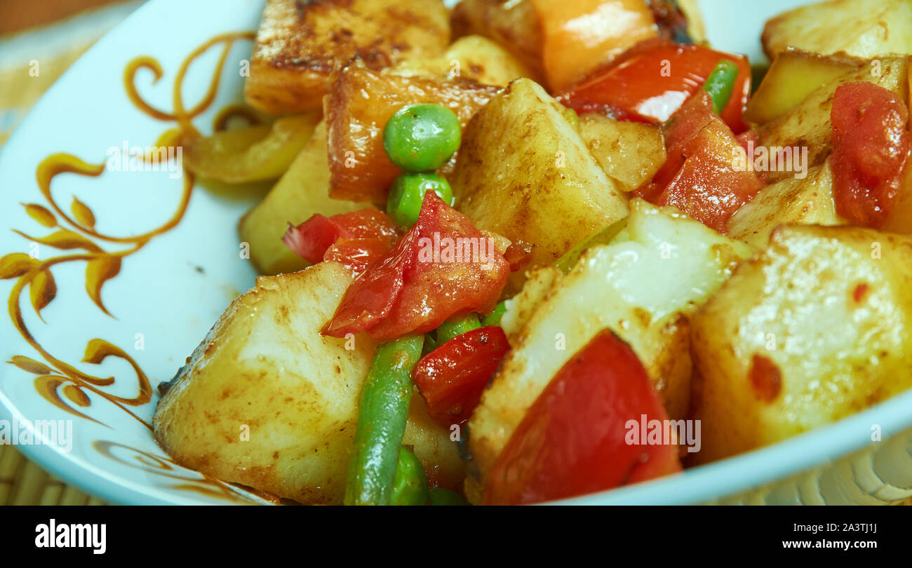 Punjabi Shimla Mirch Aloo, indisches Gericht mit Kartoffeln und grüner Pfeffer in eine Tomate Soße gekocht vorbereitet Stockfoto