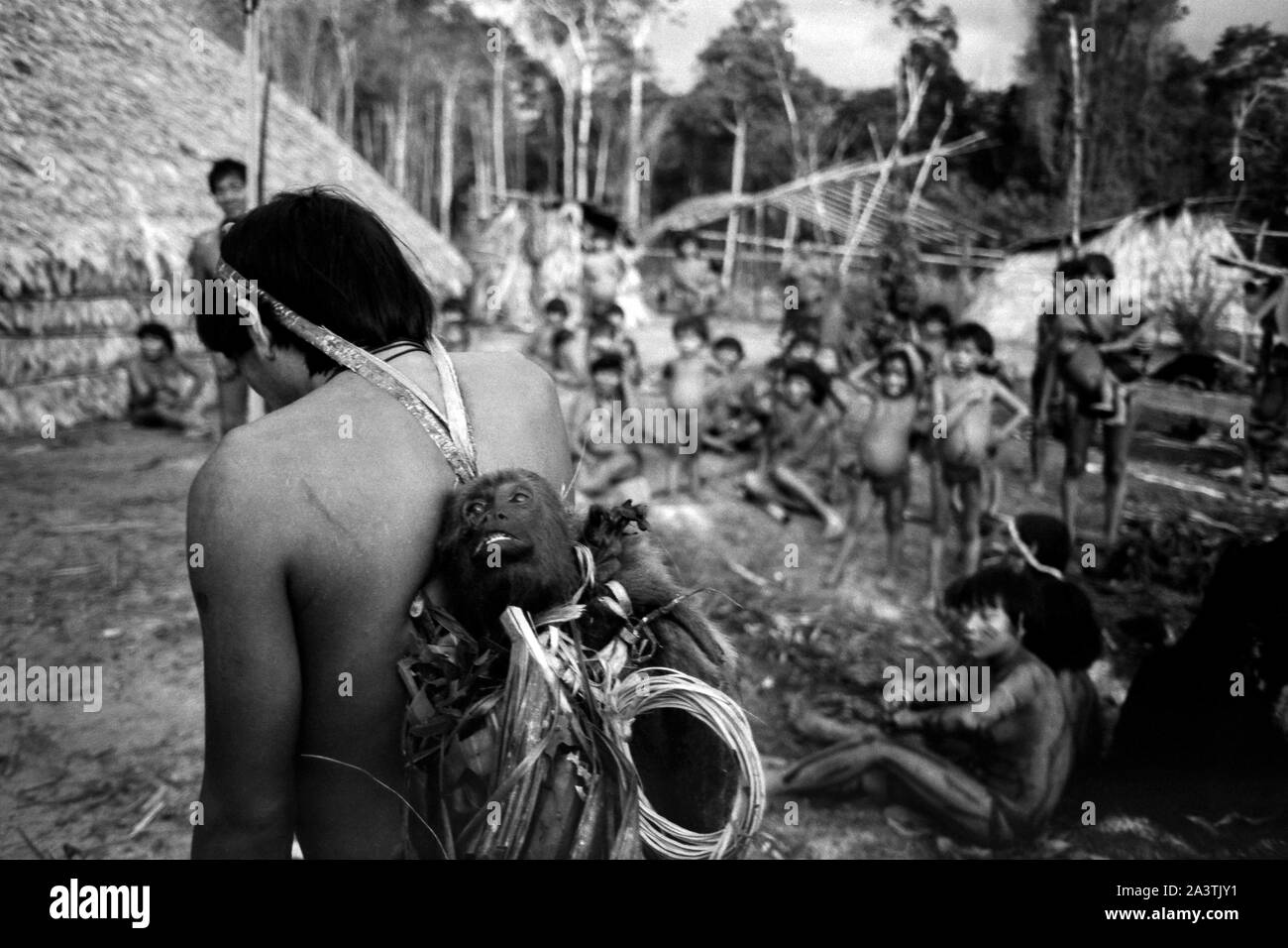 Brasilien, Amazonas, Roraima: Ein Yanomami hunter Zurück von der Jagd nach der Aufnahme ein Affe. Stockfoto