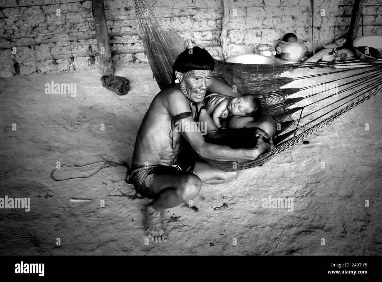 Brasilien, Amazonas, Roraima: Ein Yanomami Schamane sammeln von einer Frau, die Krankheit. Stockfoto