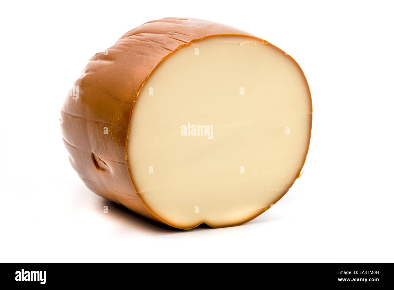 Geräucherter Käse auf weißem Hintergrund Stockfoto