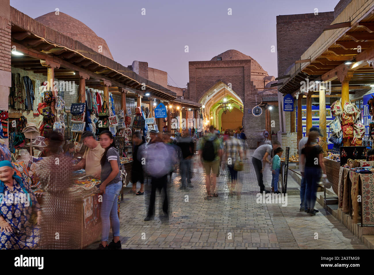 Beleuchtete Toki-Telpak Furushon in der Morgendämmerung, alte handelnde Dome in Buchara, Usbekistan, in Zentralasien Stockfoto