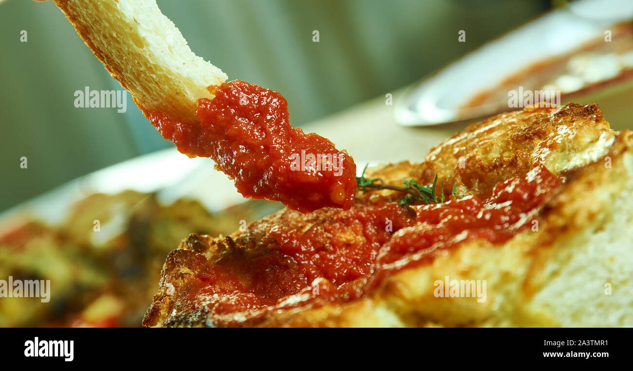 Ultimative gegrillter Käse und Tomaten Soup Bowl, Butter auf beiden Seiten und ein käsebrot zu erstellen. Stockfoto