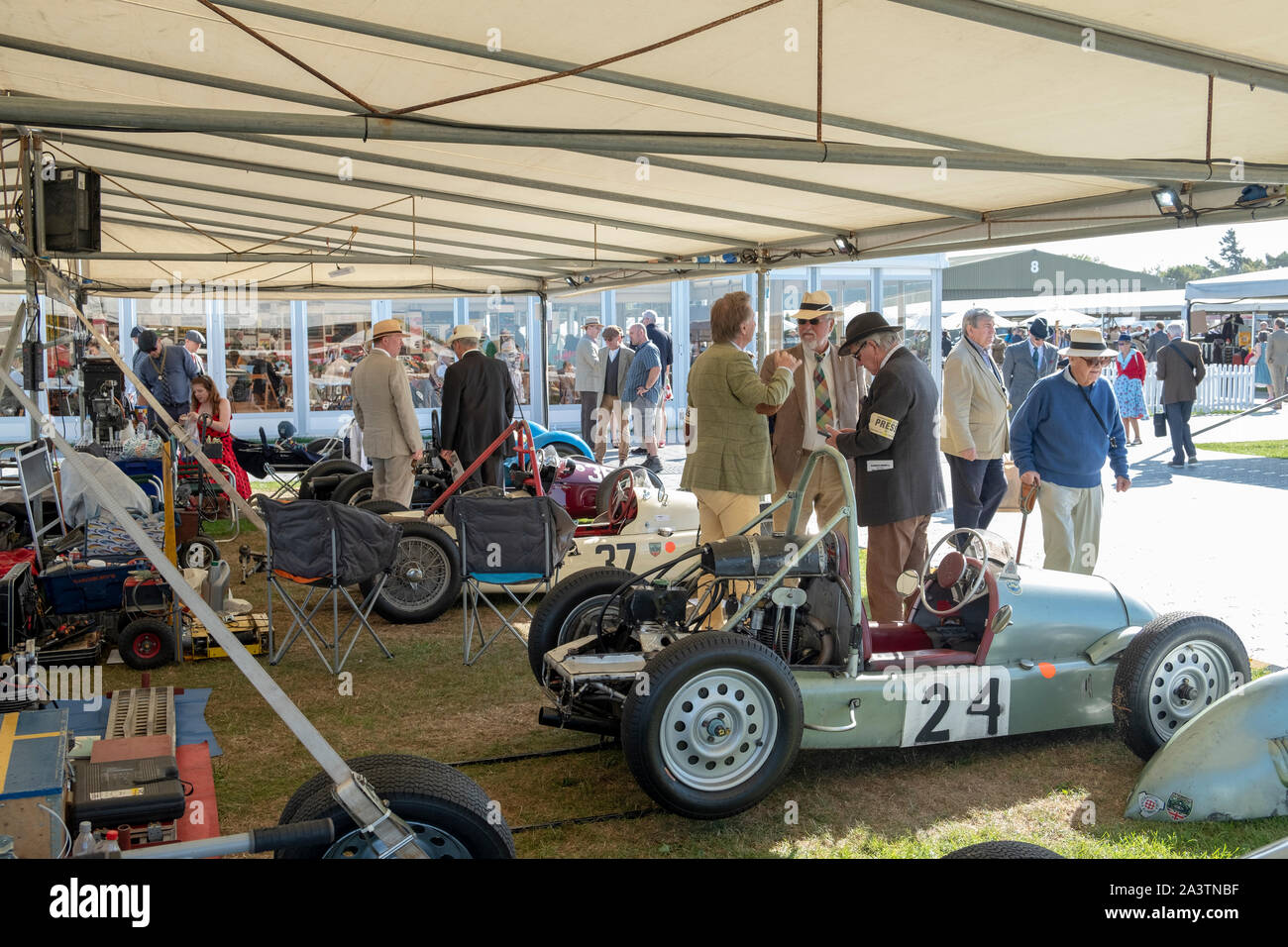 Eine Szene aus dem Goodwood Revival, ein einzigartiges Schauspiel von Lifestyle, Mode, motorisch und Spaß aus den 1940er-Jahren 1950er und 1960er Jahren Stockfoto