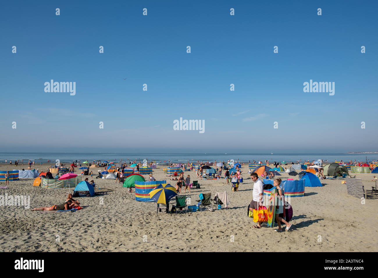 West Wittering Strand auf einem August Bank Holiday Wochenende mit Urlaub in der Sonne und Sand. Stockfoto