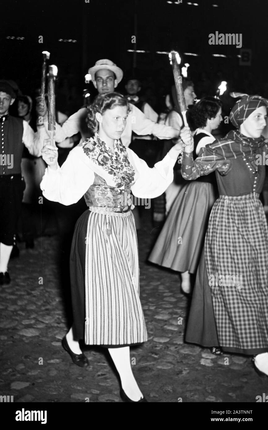 Trachtenpärchen beim Volksfest, Schleswig-Holstein, Deutschland, 1960er Jahre. Traditionelle Paar am Volksfest, Schleswig-Holstein, Deutschland, 1960er Jahre. Stockfoto