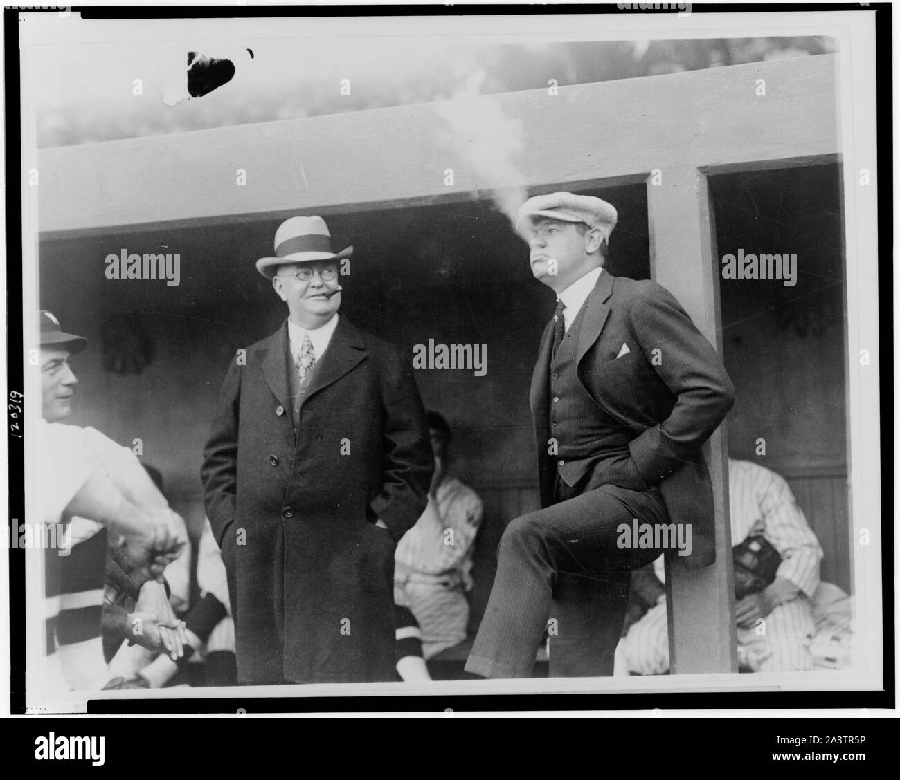 Das Kind in einem reflectice [sic]-Modus, snaped [sic] in der Wäsche [Washington, DC] dugout vor dem Spiel -- Präsident Verbot Johnson scheint die Situation zu genießen Stockfoto