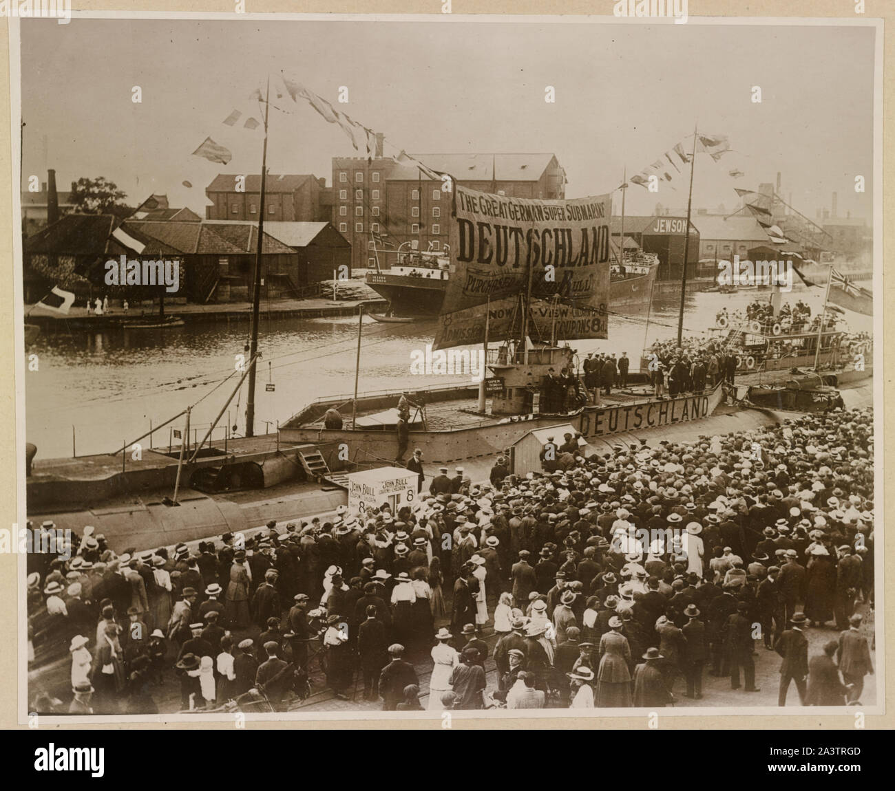 Der Deutschland, Deutsch super-sub, auf Ausstellung in Yarmouth, Eng. Foto zeigt Herrn Bottomley eine Masse der Schaulustigen Adressierung aus dem Deck des U-Boot. Stockfoto