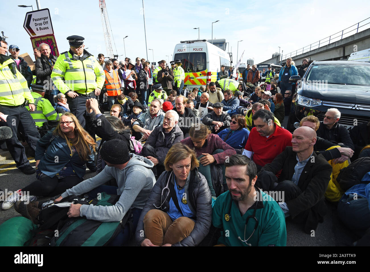 Demonstranten blockieren die Straße City Airport, London, während ein Aussterben Rebellion Klimawandel protestieren. Stockfoto