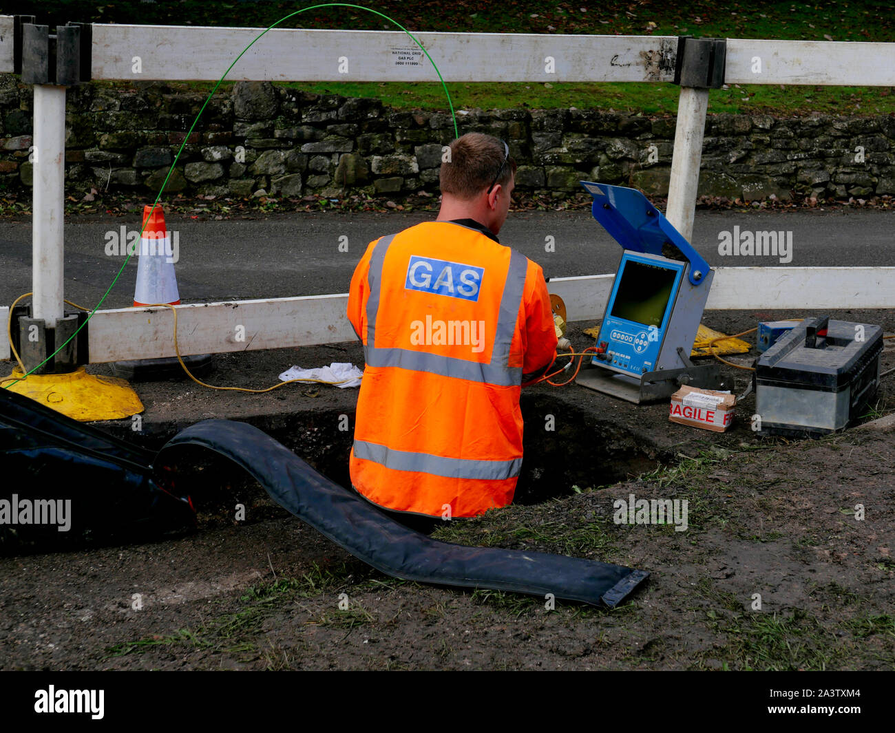 NEWS UK: Tag 3 - cadent Gas Ingenieuren, die die Gasversorgung Wirksworth, Derbyshire zu beheben, da es sich um 1000-1500 Wohnungen, wenn ein wasserrohrbruch die Gasversorgung überflutet. Stockfoto