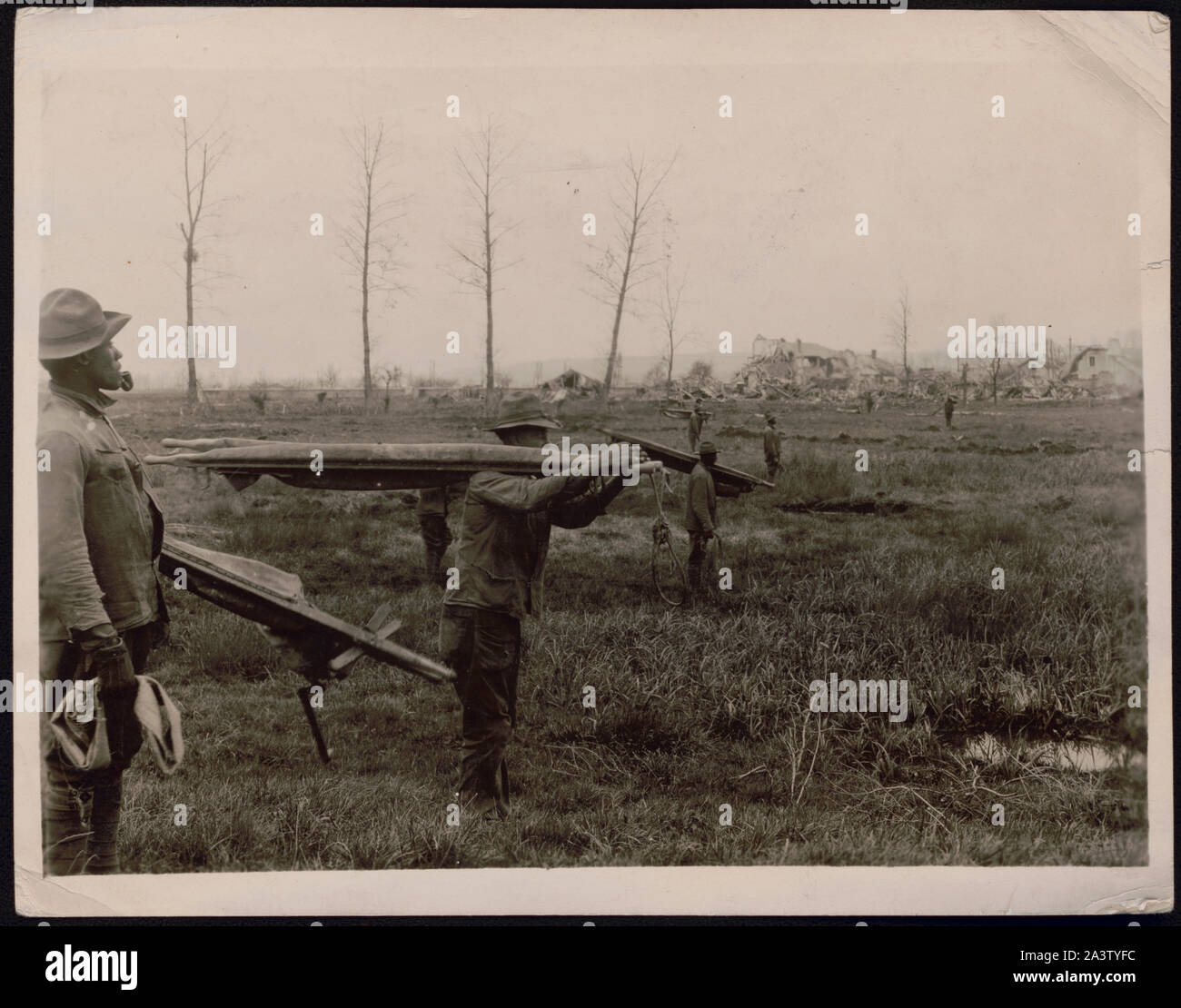 Die skirmish Linie auf der Suche nach der verlorenen Gräber... Unternehmen A, 321 Arbeitsmarkt Bataillon, in Skirmish Strangbildung verteilt zu Zweit, auf der Suche nach Toten entlang der South Bank der Vesle in Chateau-Thierry Abschnitt. Der keilrahmen werden verwendet, um den Körper zu den Friedhöfen / / US-Army Signal Corps A.E.F. Fotolabor zu transportieren. Stockfoto