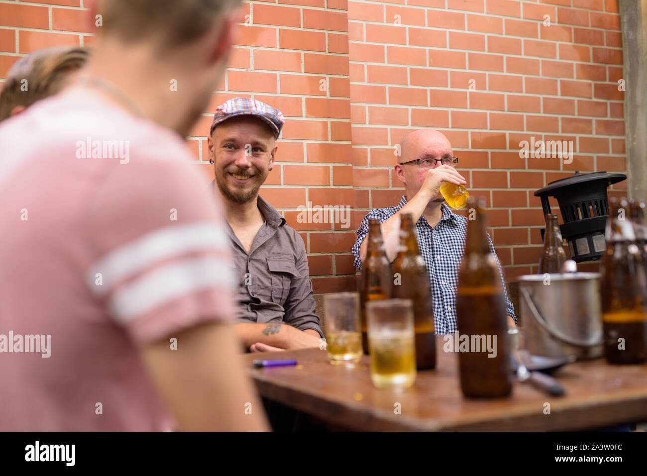 Männer Freunde miteinander reden, während Bier trinken. Stockfoto