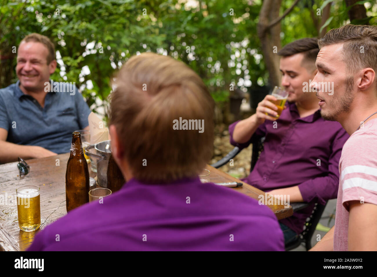 Gruppe von Männern im Freien sitzen und Bier trinken. Stockfoto