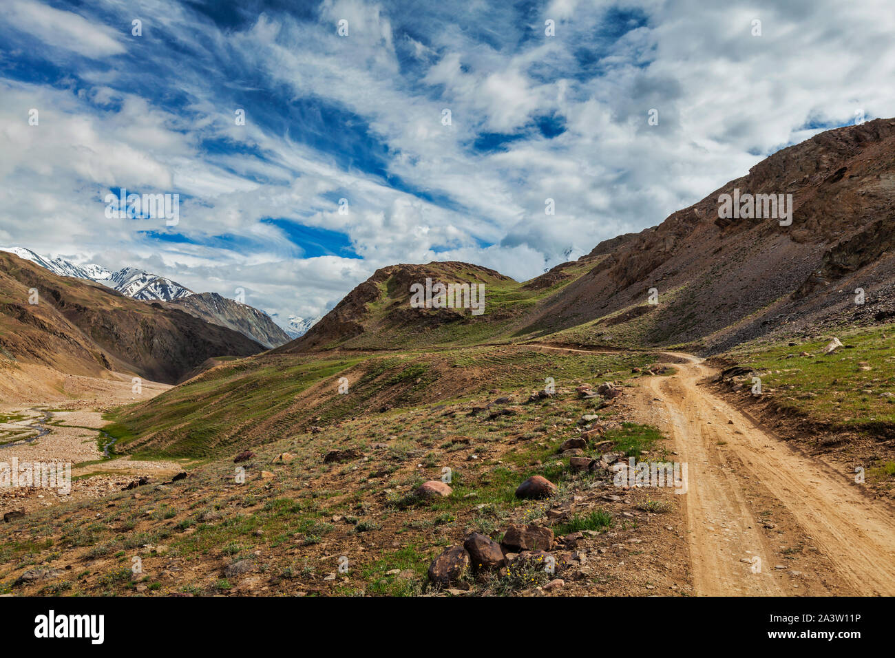 Dirt Road in Spiti Tal im Himalaya Stockfoto