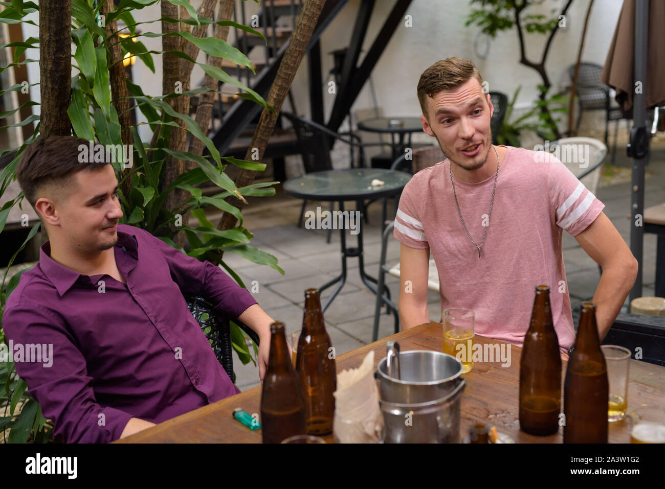 Gruppe von Männern im Freien sitzen und Bier trinken. Stockfoto
