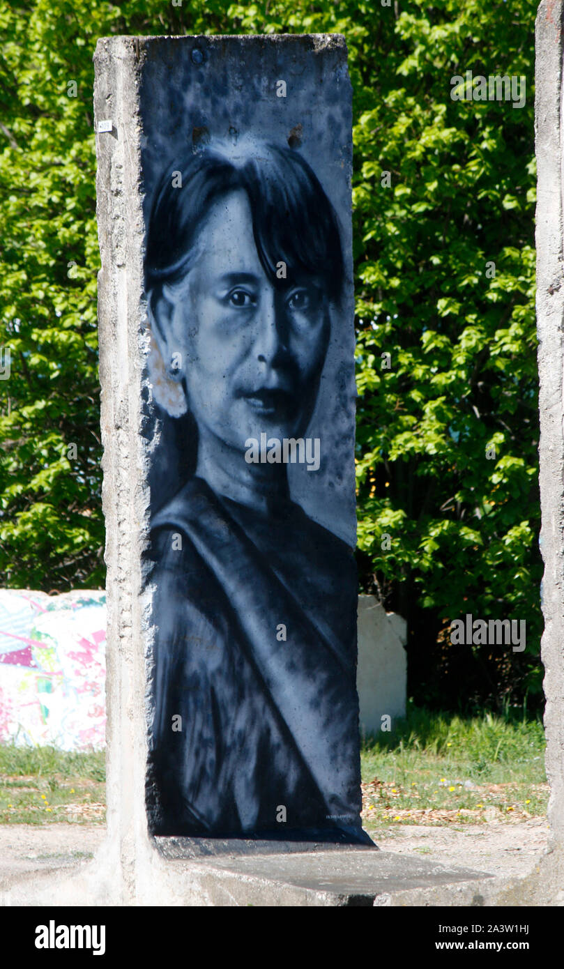 Ein Mauerstueck mit dem Portrait von Aung San Suu Kyi (nur fuer redaktionelle Verwendung. Keine Werbung. Referenzdatenbank: http://www.360-berlin.de. Stockfoto