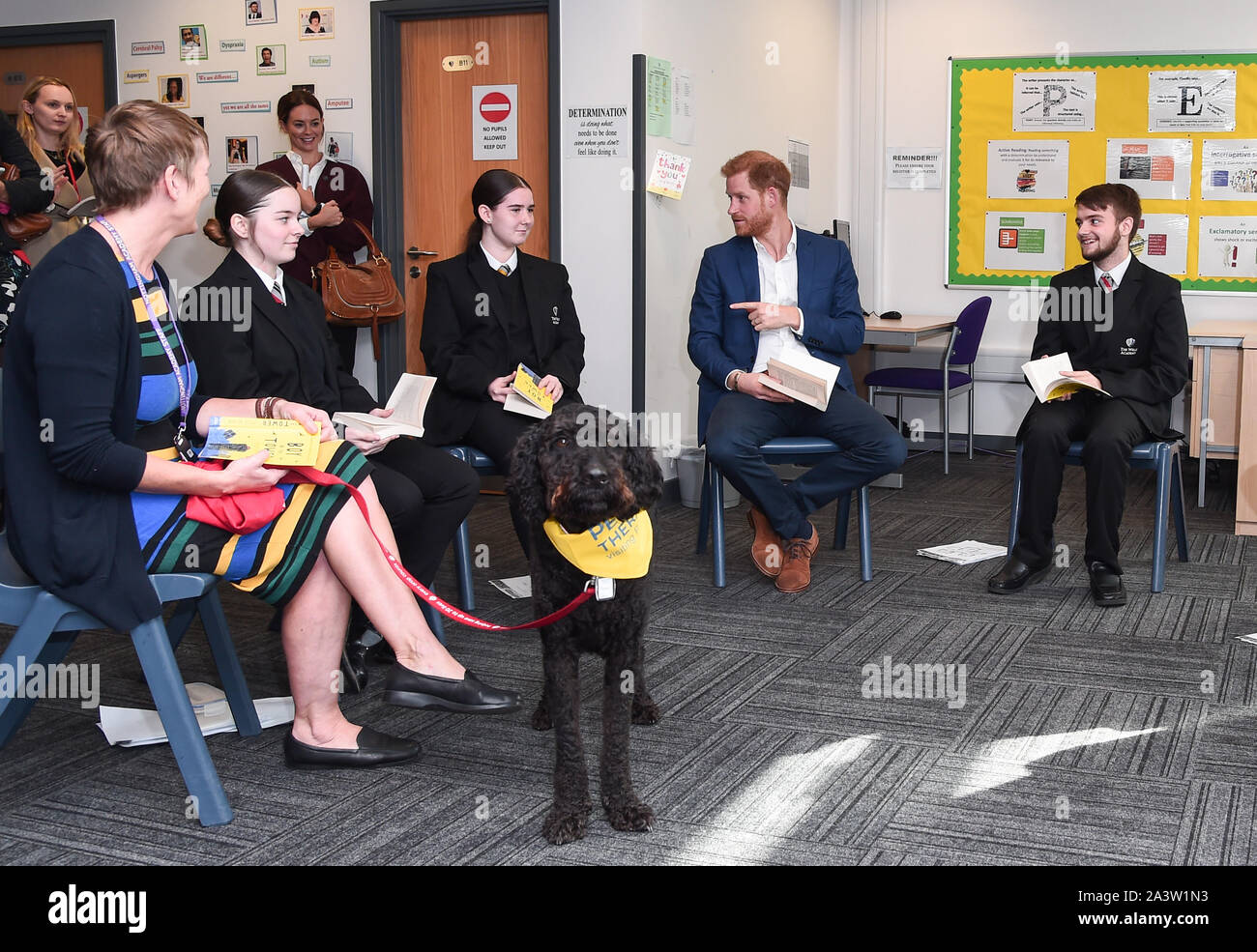 Der Herzog von Sussex verbindet eine widerwillige Leser Sitzung, mit Barney die Therapie Hund, bei einem Besuch der Nottingham Academy bei seinem Besuch in der Welt der psychischen Gesundheit Tag markieren. Stockfoto