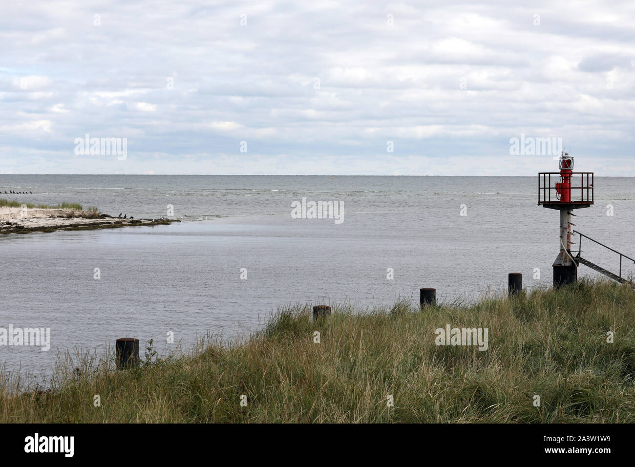 07 Oktober 2019, Mecklenburg-Vorpommern, Darßer Ort: die Zufahrt zum nothafen in der Kernzone des Nationalpark Vorpommersche Boddenlandschaft am Darßer Ort. Der Hafen von Zuflucht ist der Anlegeplatz für Not Cruiser "Theo Fischer" der Deutschen Gesellschaft zur Rettung Schiffbrüchiger (DGzRS) und einen alternativen Port für Sport Bootsbesitzer in Notfällen. Es muss regelmäßig ausgebaggert werden und wird von einer Insel Port aus prerow von 2022 ersetzt werden. Foto: Bernd Wüstneck/dpa-Zentralbild/ZB Stockfoto