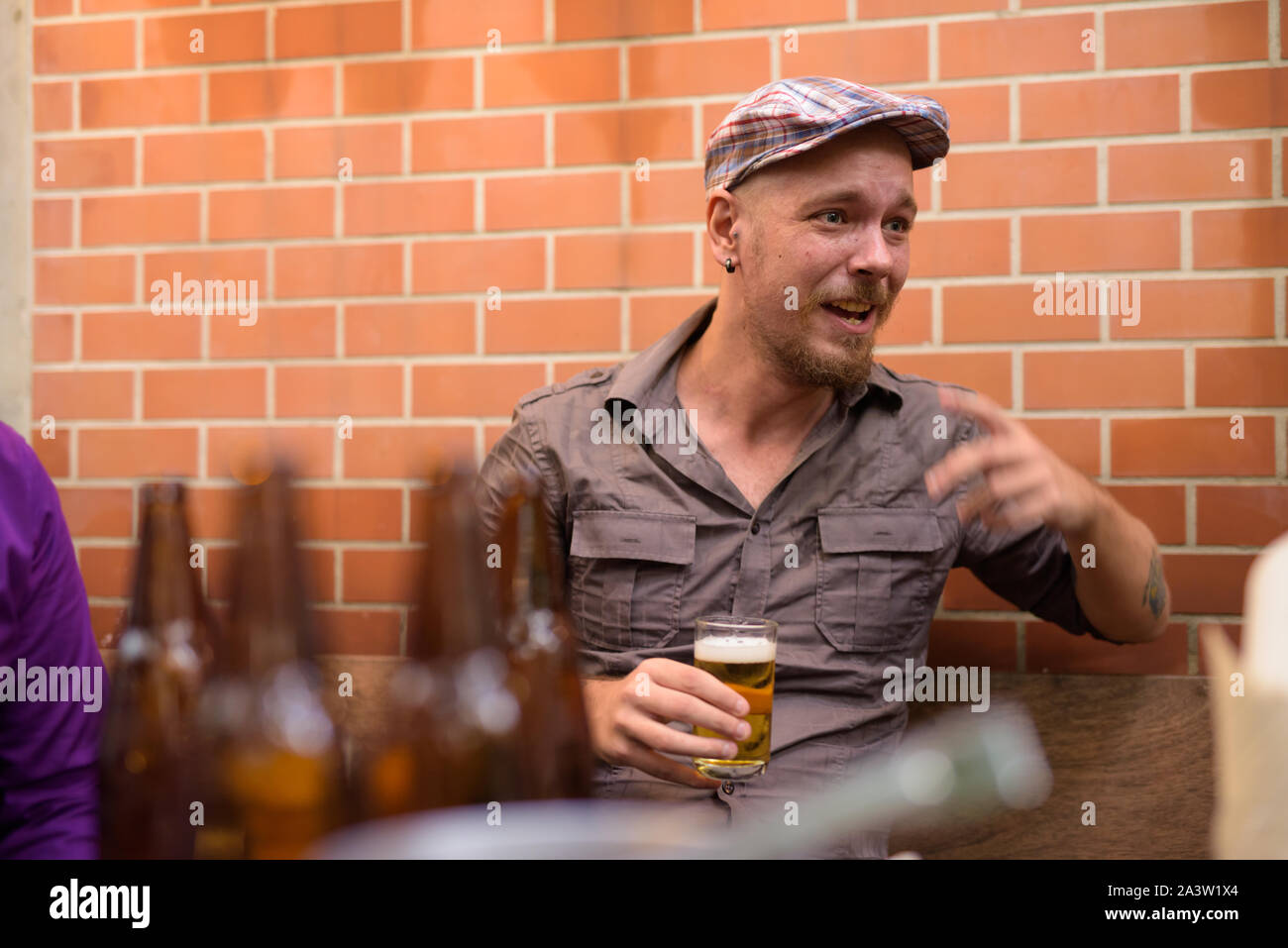 Überrascht und schockiert Mann draußen Bier trinken. Stockfoto