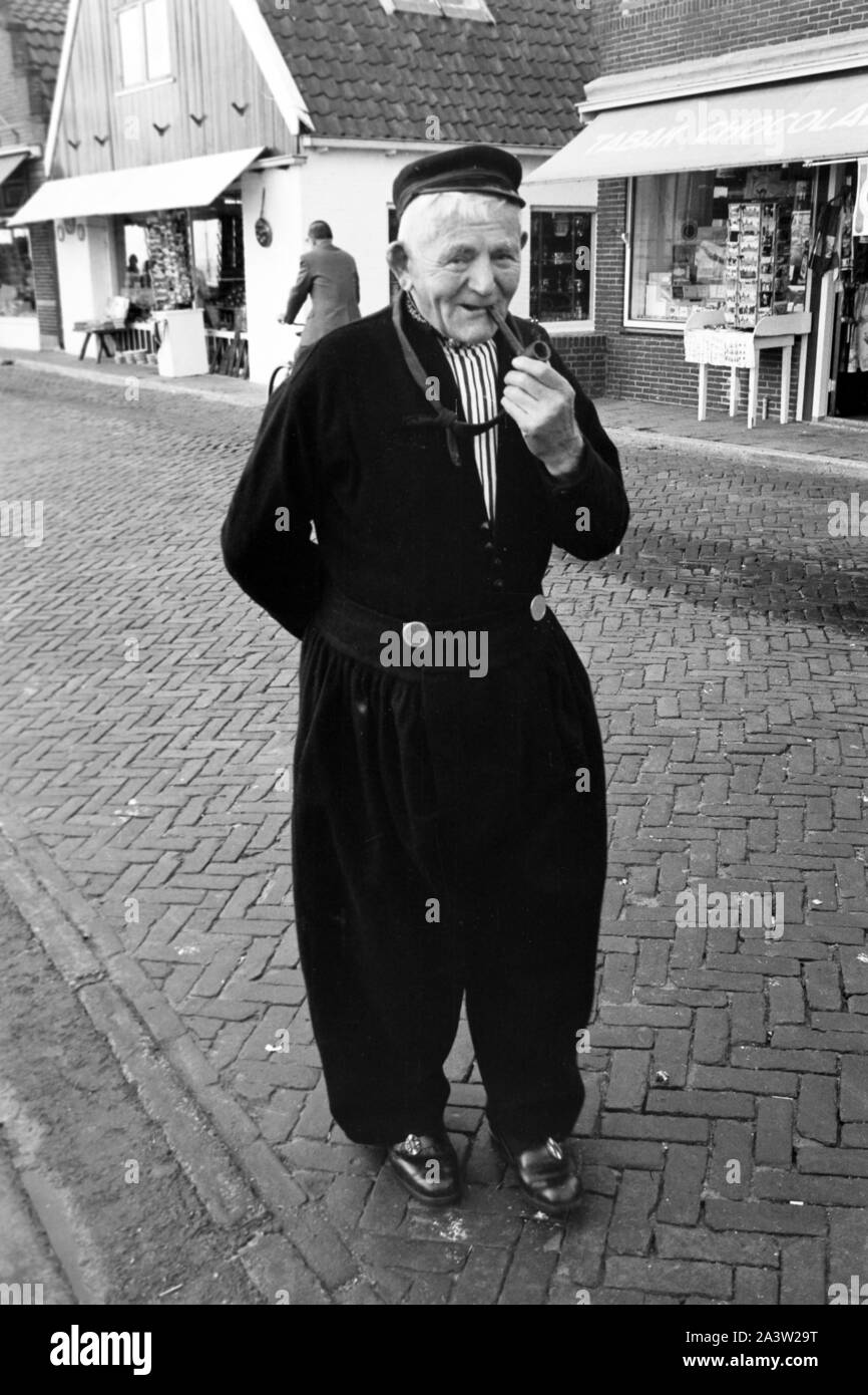 Älterer Herr in landestypischer Tracht in Volendam, Niederlande 1971. Ältere Männer mit typischen Array bei der Stadt Volendam, Niederlande 1971. Stockfoto