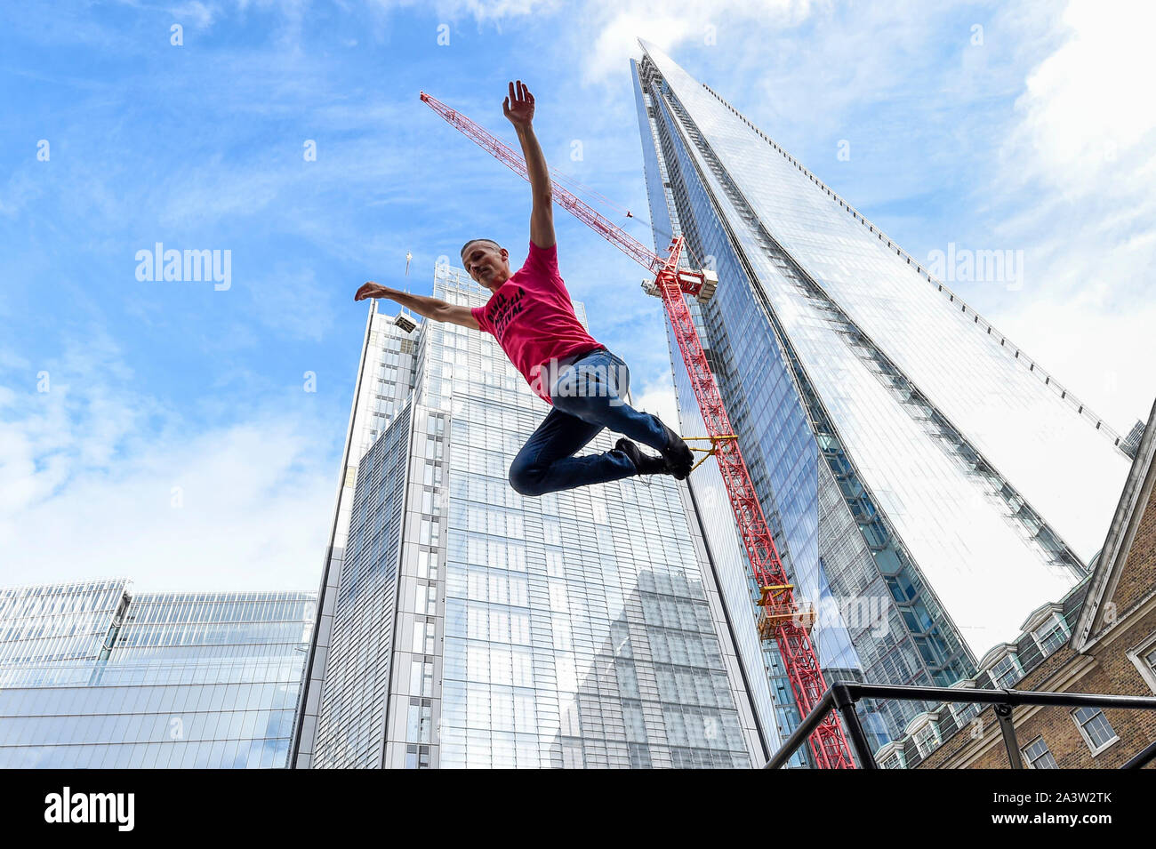 London, Großbritannien. 10. Oktober 2019. Alister O'Loughlin, Mitglied des Städtischen Spielplatz Parkour Team, probt'Zoo Menschen' im Innenhof des Guy's Hospital neben der Shard Gebäude des Dance Umbrella Festival 2019 zu treten. Die Show wird durch die schockierende Statistik inspiriert, dass drei Viertel der jungen Menschen in Großbritannien weniger Zeit im Freien als Gefangene verbringen. Credit: Stephen Chung/Alamy leben Nachrichten Stockfoto