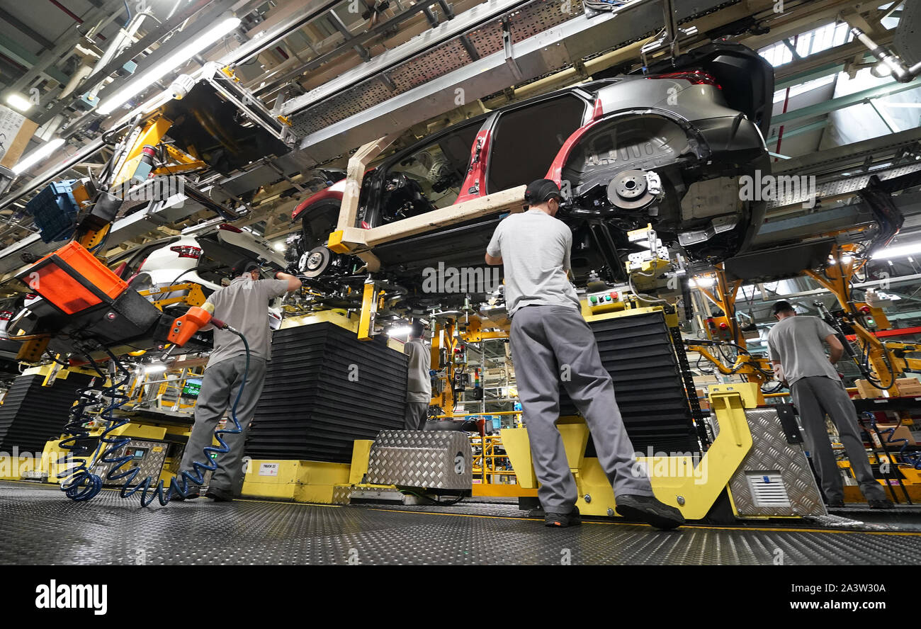 Die Arbeiter an der Produktionslinie bei Nissan Werk in Sunderland, nachdem sie erfuhren, dass der Autobauer die Nachtschicht in seinem britischen Werk zu beenden. Stockfoto