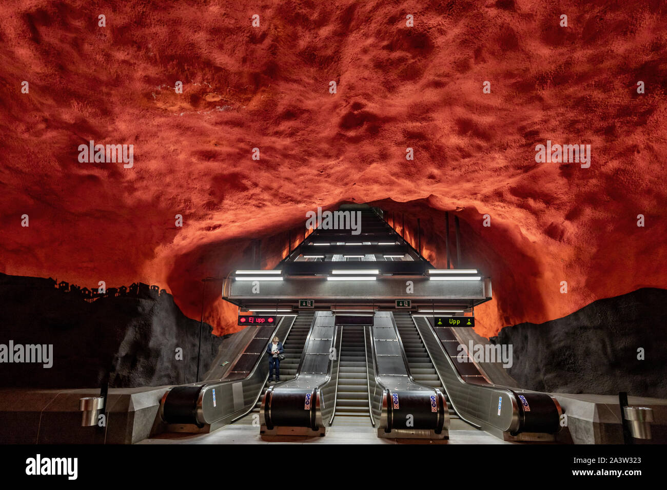 Die U-Bahn-Station Solna Centrum auf der blauen Linie des Stockholmer U-Bahn (tunnelbana), die in der Gemeinde Solna, Stockholm, Schweden Stockfoto