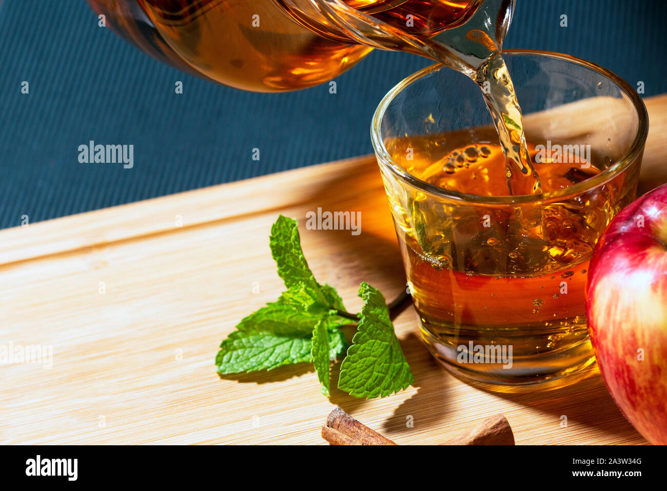 Apfelsaft Glas und füllt das Glas, Minzeblättchen Stockfoto