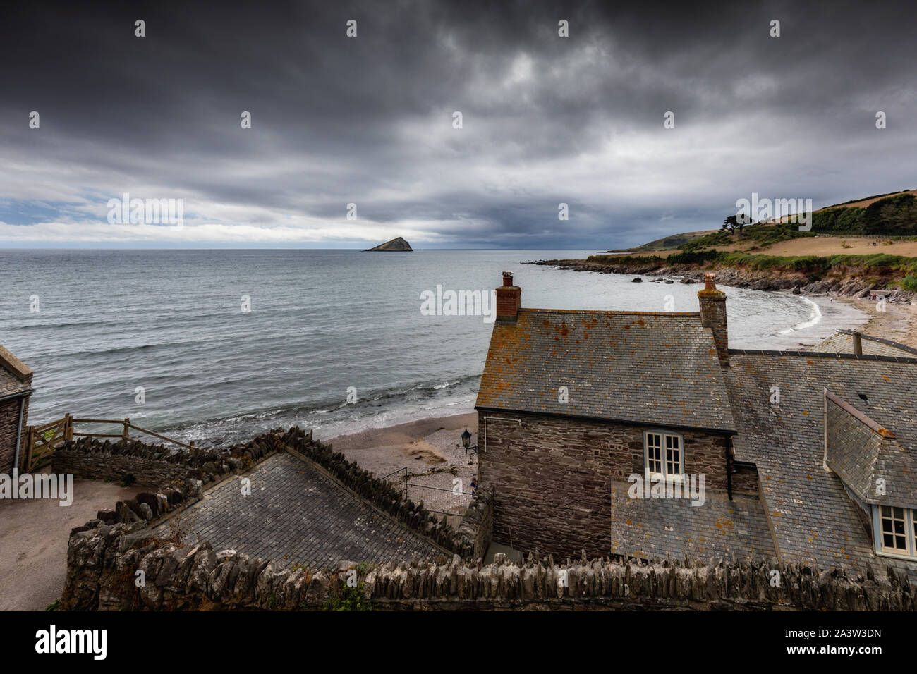 Eine 150-jährige ehemalige Wassermühle, Blick auf den Strand bei Wembury, in der Nähe von Plymouth, Devon. Die Felsen in der Ferne ist der Große Mew Stein. Stockfoto