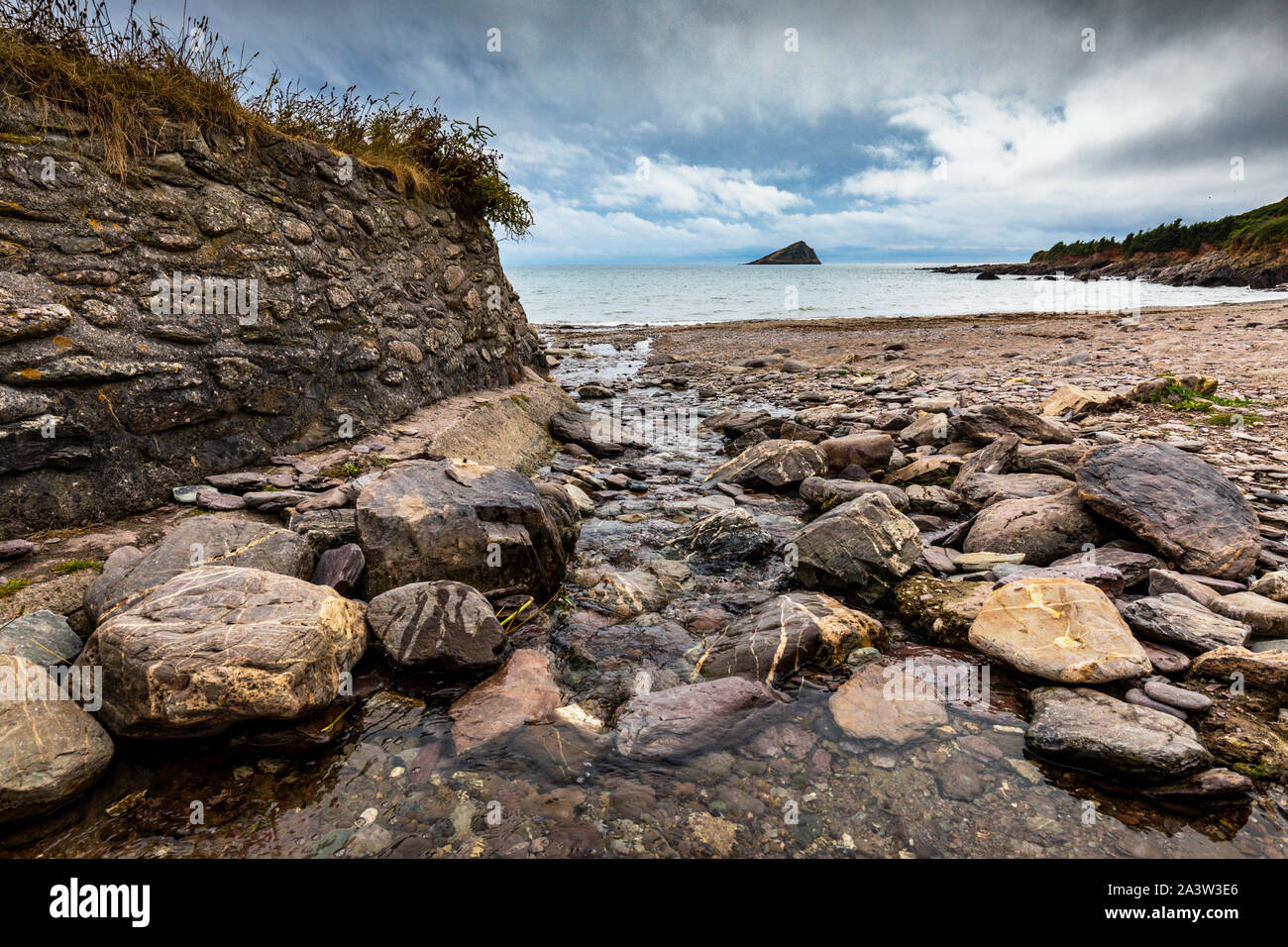 Wembury Strand, in der Nähe von Plymouth, Devon. Die Felsen in der Ferne ist der Große Mew Stein. Dieser Teil der Küste ist durch das nationale Vertrauen besessen. Stockfoto