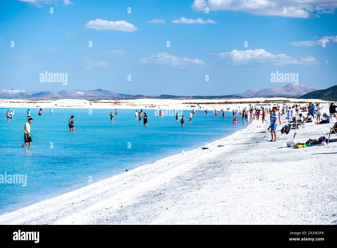 Burdur, Türkei. 24.09.2019. See Salda. Berühmt für seine türkisfarbenen Wasser und weißem Sand. Beauty Masken aus Ton Schlamm gemacht. Stockfoto