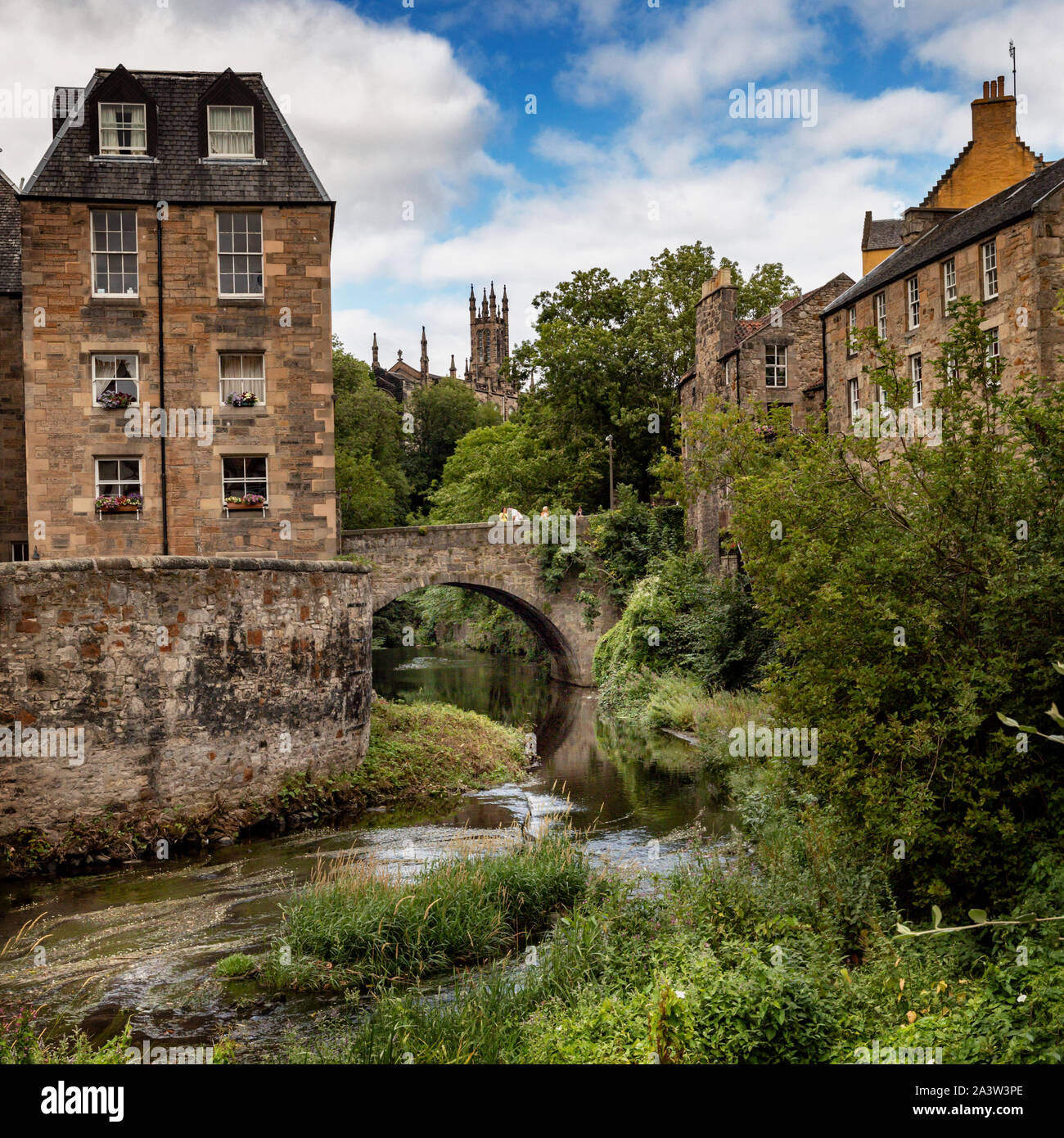 Das Wasser des Leith im Dean Village ist ein ehemaliges Dorf unmittelbar nordwestlich der Innenstadt von Edinburgh, Schottland. Stockfoto