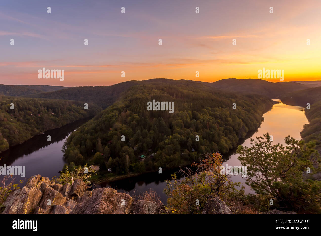 Smetana Aussichtspunkt hoch auf Felsen über der Moldau im Sommer Sonnenuntergang, Tschechische Republik Stockfoto