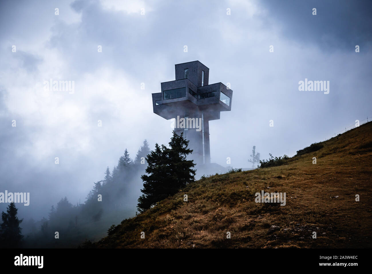 Dramating Blick auf die monumentalen Museum Jakobskreuz konzipiert als Kreuz auf dem Berg Buchensteinwand. Stockfoto