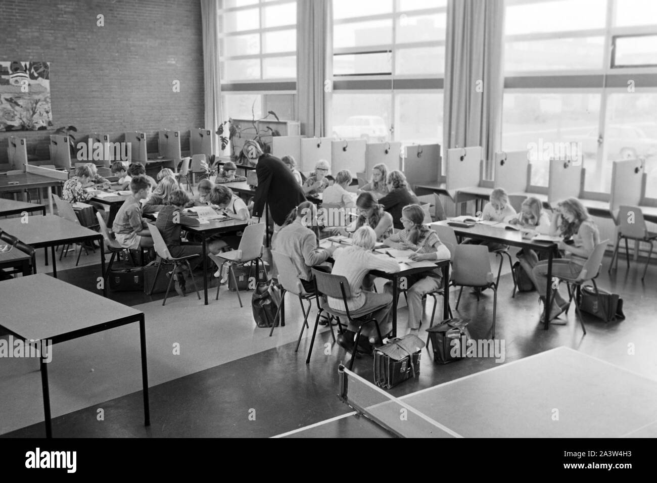 Schüler in einer Mittelschule in Lelystad in der Provinz Flevoland, Niederlande 1971. Die Schülerinnen und Schüler einer Realschule in Lelystad in der Provinz Flevoland, Niederlande 1971. Stockfoto