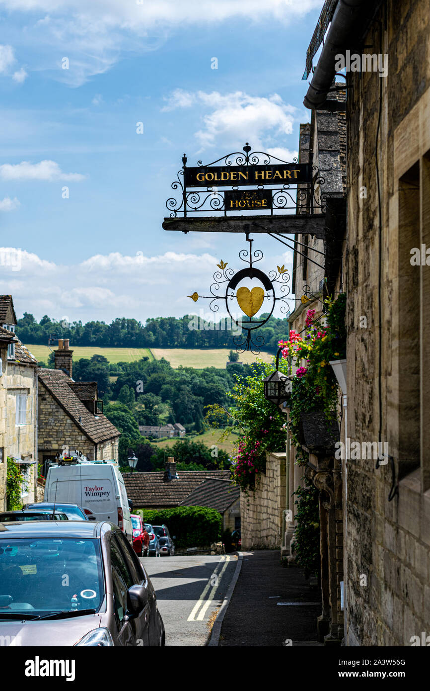 Zeichen, die zeigen, wo die ehemaligen Pub Das Goldene Herz in Tibbiwell Lane Painswick, Gloucestershire war Stockfoto