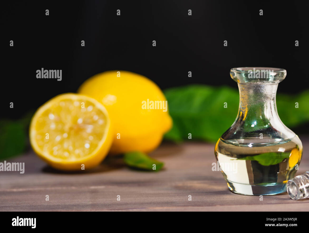 Zitrone ätherisches Öl für Massagen und Aromatherapie, Kopieren raum bild Stockfoto