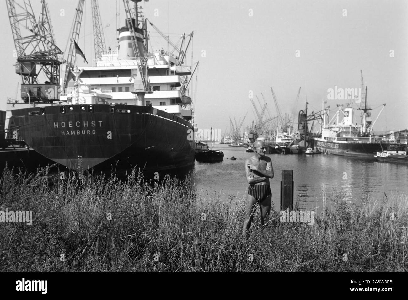 Semicontainerschiff 'Hoechst' aus Hamburg im Hafen von Rotterdam, Niederlande 1971. Halb Containerschiff "Hoechst" aus Hamburg am Hafen Rotterdam, die Niederlande 1971. Stockfoto