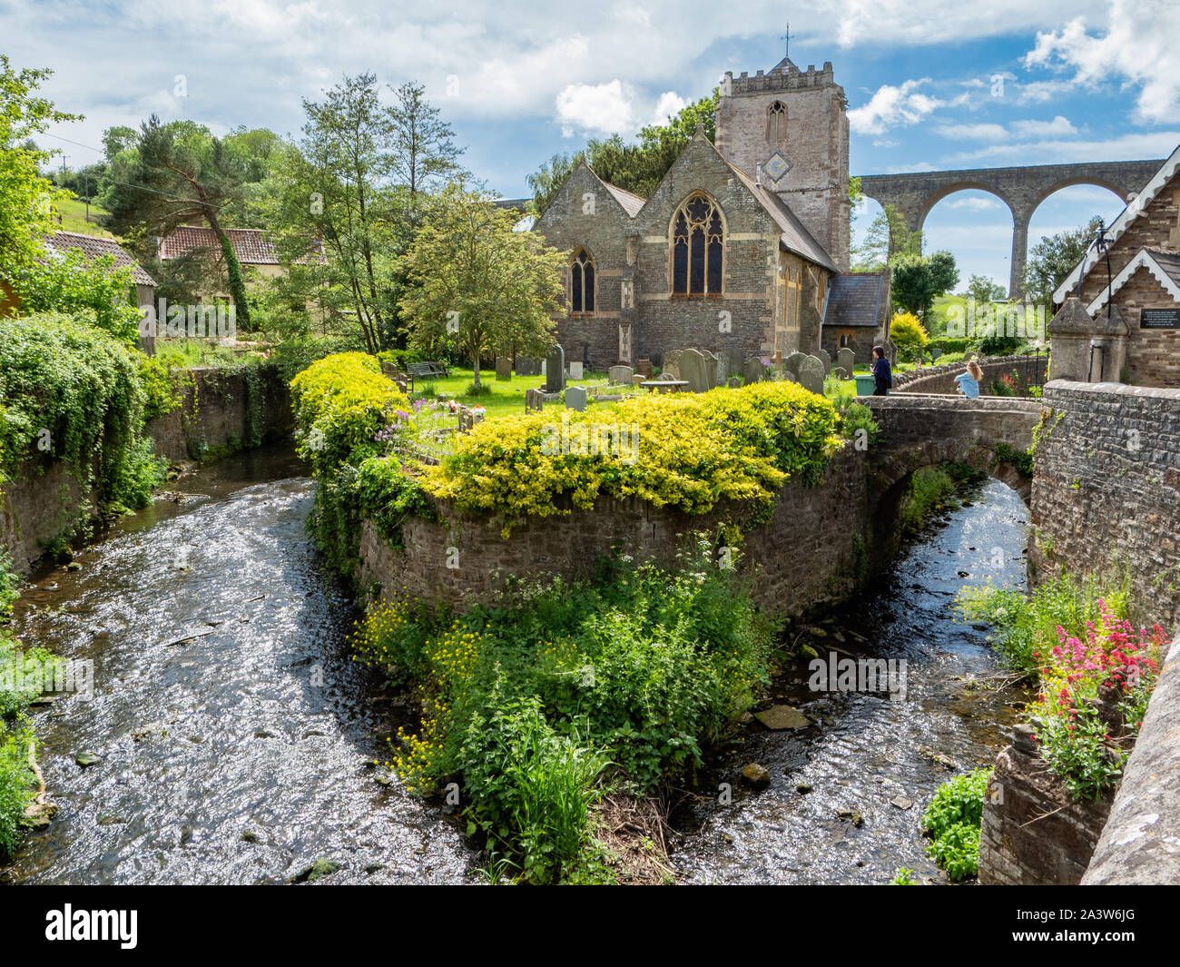 Der Fluss Kauen mit dem hl. Thomas Becket Kirche und die pensford Viadukt in das Dorf in der Nähe von Bath in Pensford Somerset UK Stockfoto