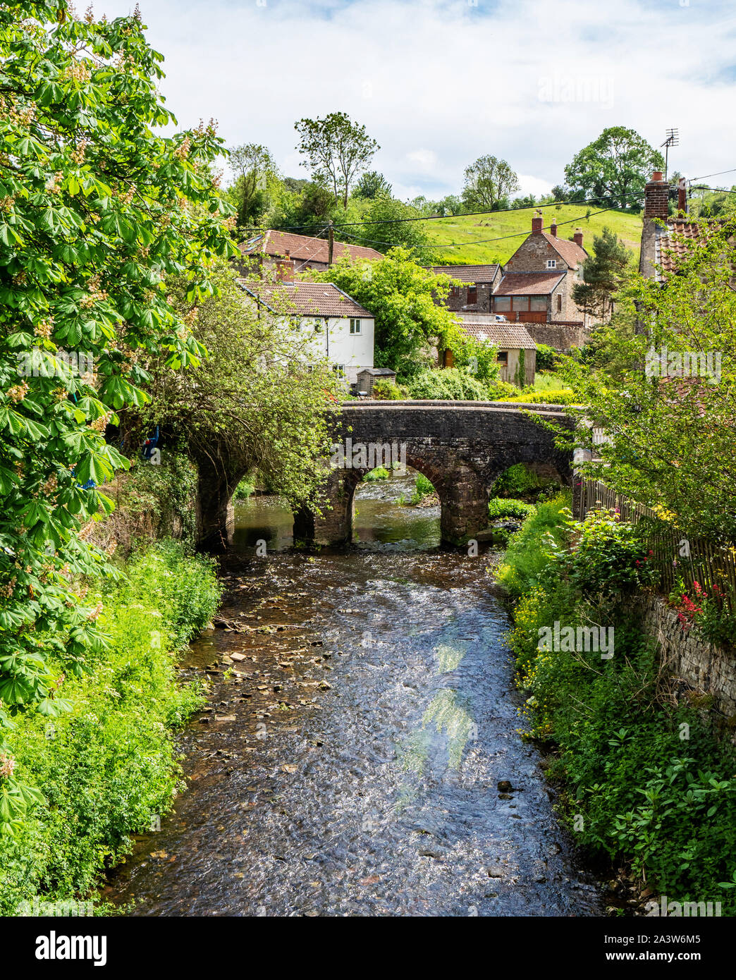 Der Fluss Kauen, wie es fließt durch das Dorf in der Nähe von Bath in Pensford Somerset UK Stockfoto
